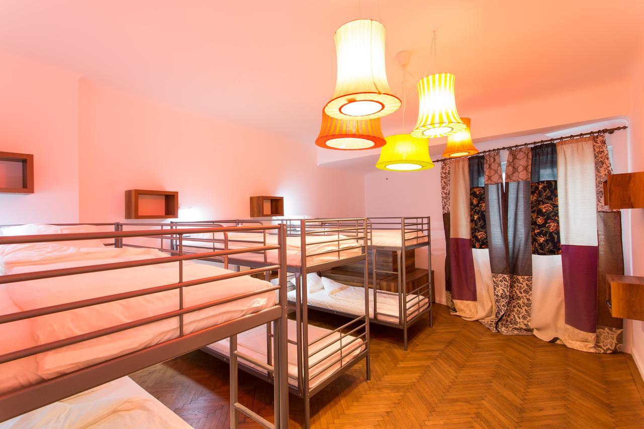 1 Slaapplaats in een Stapelbed op een Slaapzaal met 8 Bedden